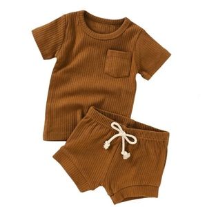 12-18M - Organic cotton t-shirt and short set.